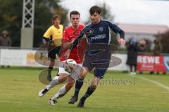 Kreisliga - Saison 2025/26- SV Hundszell - TV Münchsmünster - Lorenz Pastaschek rot Hundszell - Leo Kreitmayer blau Münchsmünster - Foto: Meyer Jürgen