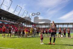 3. Liga; FC Ingolstadt 04 - VfB Lübeck; Verabschiedung Tobias Schröck (21, FCI) weint mit Sohn im Arm, Team, bedankt sich bei den Fans, Sieg Jubel Freude Party letztes Spiel