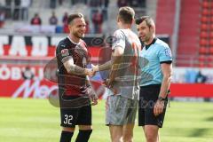 2.BL; FC Ingolstadt 04 - SC Paderborn 07; Patrick Schmidt (32, FCI) Thalhammer Maximilian (23 SCP) geben sich die Hand vor dem Schiedsrichter