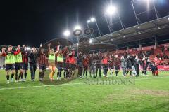 3. Liga; FC Ingolstadt 04 - VfL Osnabrück; Sieg Jubel Freude Spieler bedanken sich bei den Fans