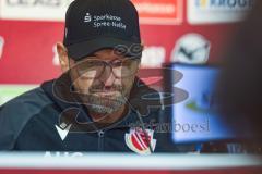 3. Liga; Energie Cottbus - FC Ingolstadt 04; Interview Pressekonferenz Cheftrainer Claus-Dieter Wollitz (EC)