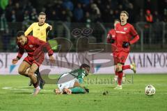 3. Liga; 1. FC Schweinfurt 05 - FC Ingolstadt 04; Marcel Costly (22, FCI) wird von Osawe Winners (16 S05) gestoppt Julian Kügel (29, FCI)