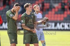 3. Liga; VfB Stuttgart 2 - FC Ingolstadt 04; Spiel ist aus, Niederlage, hängende Köpfe Spieler bedanken sich bei den Fans Lukas Fröde (34, FCI) Simon Lorenz (32, FCI) Torwart Marius Funk (1, FCI)