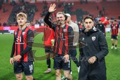 3. Liga; FC Ingolstadt 04 - Borussia Dortmund II; Sieg Jubel Freude Spieler bedanken sich bei den Fans Niclas Dühring (18, FCI) Dennis Borkowski (7, FCI) Emre Gül (5, FCI)