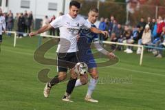 Kreisliga - Saison 2024/25- SV Hundszell - SV Menning -  - Luca Kammerer weiss Hundszell - Philip Wolfsfellner blau Menning - Foto: Meyer Jürgen