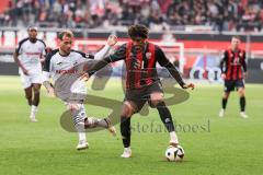 3. Liga; FC Ingolstadt 04 - SC Verl; Zweikampf Kampf um den Ball Leon Guwara (6, FCI) Otto Yari (28 SCV)