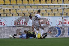 3. Liga - Saison 2024/25 - Alemannia Aachen - FC Ingolstadt 04  - Torwart Simon  Simoni (Nr.41 - FCI) - Charlison Benschop (Nr.35 - Alemannia Aachen) - Foto: Meyer Jürgen