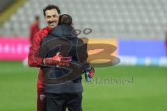 3. Liga; SSV Ulm - FC Ingolstadt 04; vor dem Spiel Cheftrainerin Sabrina Wittmann (FCI) umarmt Torwart Kai Eisele (25, FCI)