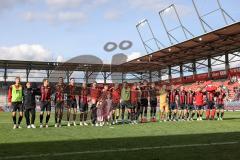 3. Liga; FC Ingolstadt 04 - FC Hansa Rostock; Sieg Jubel Freude 2:1, Spieler bedanken sich bei den Fans