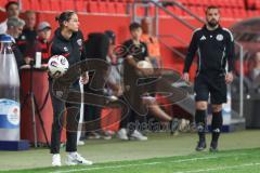 3. Liga; FC Ingolstadt 04 - Erzgebirge Aue; an der Seitenlinie, Spielerbank Ball Cheftrainerin Sabrina Wittmann (FCI)