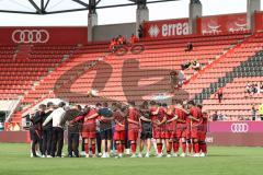 3. Liga; FC Ingolstadt 04 - 1. FC Schweinfurt 05; Mannschaftsbesprechung nach dem Spiel Niederlage, hängende Köpfe 2:3