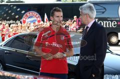 Audi - Fahrzeugübergabe an den FC Bayern - Saison 2009/2010 - Miroslav Klose unterhält sich mit Vertriebsvorstand Peter Schwarzenbauer