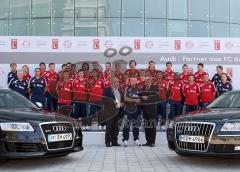 Audi - Fahrzeugübergabe an den FC Bayern - Saison 2009/2010 - Das komplette Team mit der symbolischen Schlüsselübergabe von Vorstand Peter Schwarzenbauer an den Trainer Louis van Gaal