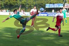 Landesliga Südost - FC Gerolfing - Türkgücü-Ataspor München 3:3 - links Philipp Hallmen versucht die Flanke noch zu bekommen