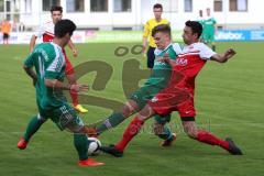 Landesliga Südost - FC Gerolfing - Türkgücü-Ataspor München 3:3 -links Philipp Hallmen, mitte Sebastian Graßl kämpfen um die Ball