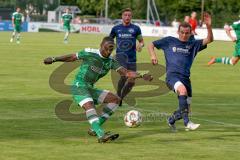 Landesliga Süd-Ost - FC Gerolfing - SV Manching - Robinson Adrian #19 grün FC Gerolfing - Frank Thomas #2 blau SV Manching - Foto: Jürgen Meyer