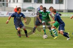 Landesliga Süd-Ost - FC Gerolfing - SV Manching - Robinson Adrian #19 grün FC Gerolfing - Frank Thomas #2 blau SV Manching rechts - Ziegler Nico #3 blau SV Manching links - Foto: Jürgen Meyer