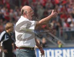 2.BL - FC Ingolstadt 04 - 1.FC Nürnberg - Trainer Horst Köppel schimpft in den Platz und gibt letzte Anweisungen