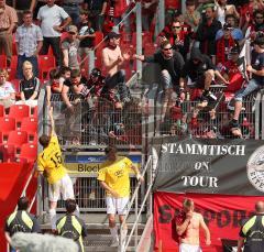 2.BL - FC Ingolstadt 04 - 1.FC Nürnberg - Nach dem Spiel bedanken sich die Spieler Tobias Fink, Markus Karl und rechts deprimiert Sören Dreßler bei den Fans