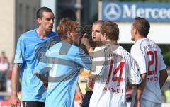3.Liga - SSV Jahn Regensburg - FC Ingolstadt 04 - 0:2 - Andreas Zecke Neuendorf schimpft mit dem Schiedsrichter