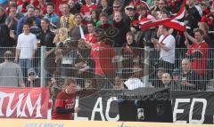 3.Liga - FC Ingolstadt 04 - Kickers Offenbach 1:0 - Andreas Zecke Neuendorf geht zu den Fans um sie zu beruhigen