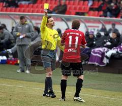 3.Liga - FC Ingolstadt 04 - VfL Osnabrück - Andreas Zecke Neuendorf bekommt die gelbe Karte