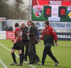 3.Liga - FC Ingolstadt 04 - FC Carl Zeiss Jena - Ralf Keidel gerät mit Trainer Rene van Eck aneinander, Hosrt Fuchs geht dazwischen. Peter jackwerth schimpft