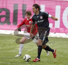 Testspiel - FC Bayern - FC Ingolstadt 04 - Andreas Buchner verfolgt Hasan Altintop