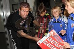 2.Liga - FC Ingolstadt 04 - Saisonabschlußfeier - Michael Lutz mit Fans