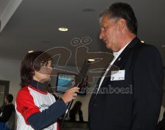 Audi Sportpark Eröffnung - Werner Roß wird von einem Kind interviewt