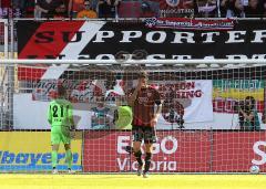 2.Liga - FC Ingolstadt 04 - VfL Bochum 3:5 - Marino Biliskov macht das Kreuzzeichen, Torwart Özcan holt den Ball