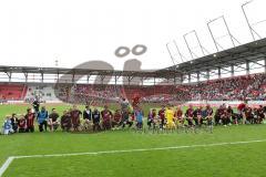 2.BL - FC Ingolstadt 04 - FC Energie Cottbus - 1:0 - Die Mannschaft kniet vor den Fans