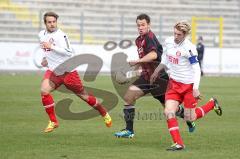 Regionalliga Süd - FC Ingolstadt 04 II - SC Pfullendorf - mitte Karl-Heinz Lappe im Duell mit links Michael Falkenmayer, links Sandrino Braun