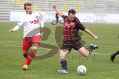 Regionalliga Süd - FC Ingolstadt 04 II - SC Pfullendorf - Karl-Heinz Lappe zieht ab, links Sandrino Braun