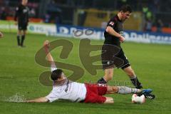 2. BL - Jahn Regensburg - FC Ingolstadt 04 1:2 - Pascal Groß (20) im Zweikampf