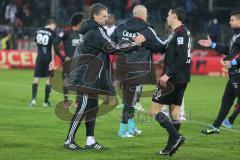 2. BL - Jahn Regensburg - FC Ingolstadt 04 1:2 - Michael Henke gratuliert Ralph Gunesch (26)