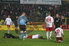 2. BL - Jahn Regensburg - FC Ingolstadt 04 1:2 - rechts liegt Ümit Korkmaz (14) am Kopf verletzt und wird abtransportiert