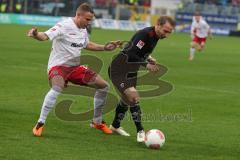 2. BL - Jahn Regensburg - FC Ingolstadt 04 1:2 - Moritz Hartmann (9) verfehlt den Ball und links Tim Erfen