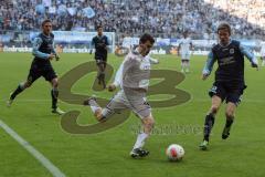 2. BL - FC Ingolstadt 04 - 1860 München 1:1 - Pascal Groß (20) flankt und Kai Bülow rechts stört