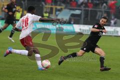 2. BL - Jahn Regensburg - FC Ingolstadt 04 1:2 - Kapitän Stefan Leitl (6)  im Zweikampf mit Denis Weidlich