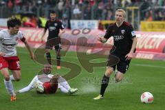 2. BL - Jahn Regensburg - FC Ingolstadt 04 1:2 - Leon Jessen (2) zieht aufs Tor