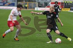 2. BL - Jahn Regensburg - FC Ingolstadt 04 1:2 - Leon Jessen (2) zieht aufs Tor