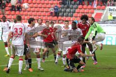 2. BL - FC Ingolstadt 04 - 1.FC Kaiserslautern 1:1 - Torwart Tobias Sippel boxt den Eckball vor Caiuby und Andre Mijatovic weg