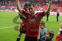 2. BL - FC Ingolstadt 04 - 1.FC Köln - 0:3 - Kapitän Stefan Leitl (6) geht mit seinem Sohn vom Platz