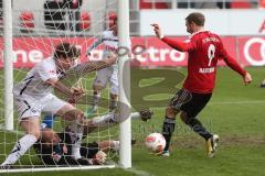 2. BL - FC Ingolstadt 04 - SC Paderborn 1:3 - Moritz Hartmann (9) scheitert direkt am Tor mit Torwart Daniel Lück