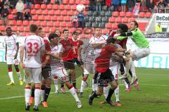 2. BL - FC Ingolstadt 04 - 1.FC Kaiserslautern 1:1 - Torwart Tobias Sippel boxt den Eckball vor Caiuby und Andre Mijatovic weg