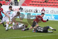 2. BL - FC Ingolstadt 04 - SC Paderborn 1:3 - Ilian Micanski (22)  kämpft sich durch die Abwehr und scheitert an Torwart Daniel Lück