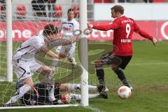 2. BL - FC Ingolstadt 04 - SC Paderborn 1:3 - Moritz Hartmann (9) scheitert direkt am Tor mit Torwart Daniel Lück