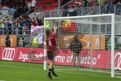 2. BL - FC Ingolstadt 04 - 1.FC Köln - 0:3 - Kapitän Stefan Leitl (6) wirft seine Schuhe zu den Fans