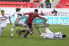 2. BL - FC Ingolstadt 04 - SC Paderborn 1:3 - Ilian Micanski (22)  kämpft sich durch die Abwehr